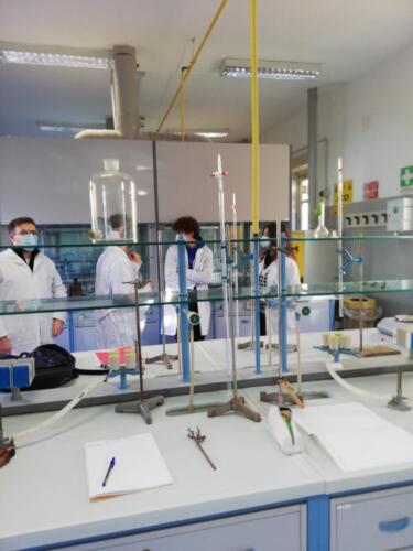 Estrazione di oli essenziali nel Laboratorio di Chimica (5/2/21)