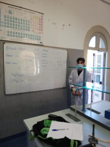 Estrazione di oli essenziali nel Laboratorio di Chimica (5/2/21)