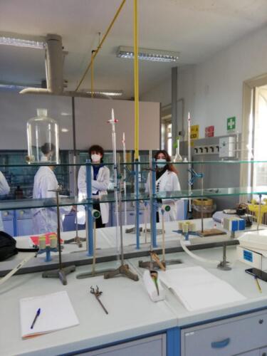 Estrazione di oli essenziali nel Laboratorio di Chimica (5/2/21)