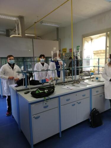 Estrazione di oli essenziali nel Laboratorio di Chimica (5/2/21)