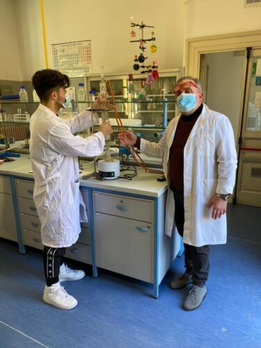Estrazione di oli essenziali nel Laboratorio di Chimica (5/2/21)
