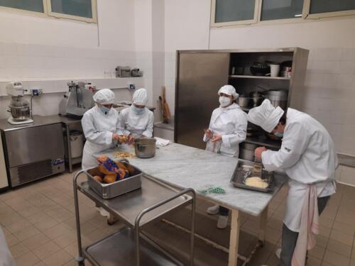 Risotto mantecato alle verdure in cestino di formaggio servito all’inglese(8/2/21)