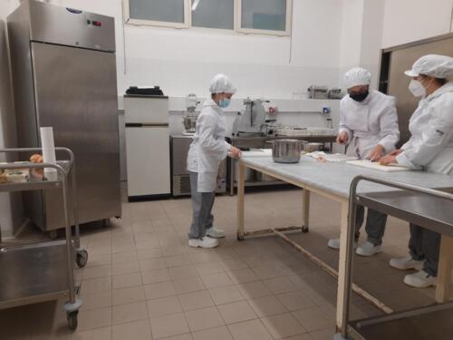 Risotto mantecato alle verdure in cestino di formaggio servito all’inglese(8/2/21)