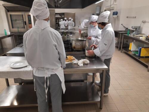 Risotto mantecato alle verdure in cestino di formaggio servito all’inglese(8/2/21)