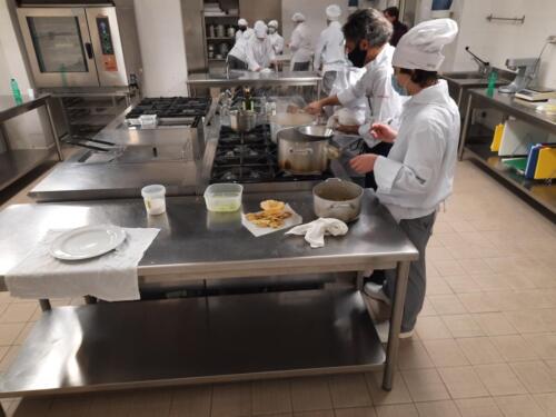 Risotto mantecato alle verdure in cestino di formaggio servito all’inglese(8/2/21)