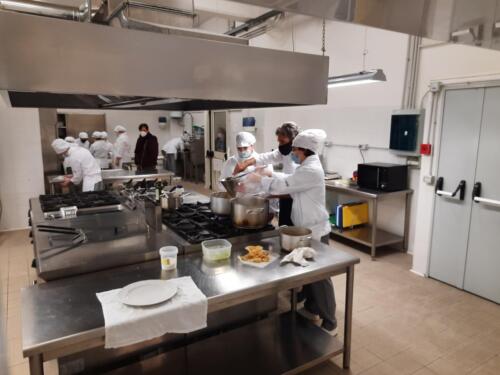 Risotto mantecato alle verdure in cestino di formaggio servito all’inglese(8/2/21)