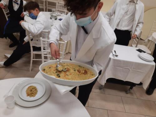 Risotto mantecato alle verdure in cestino di formaggio servito all’inglese(8/2/21)