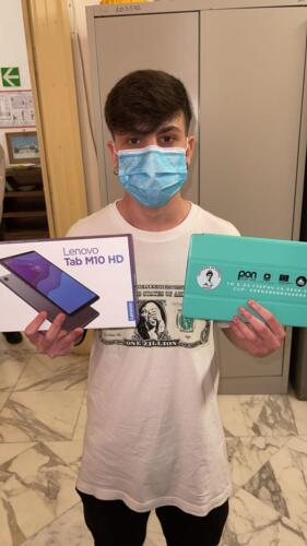 Consegna tablet alunni classi quinte(maggio 2021)